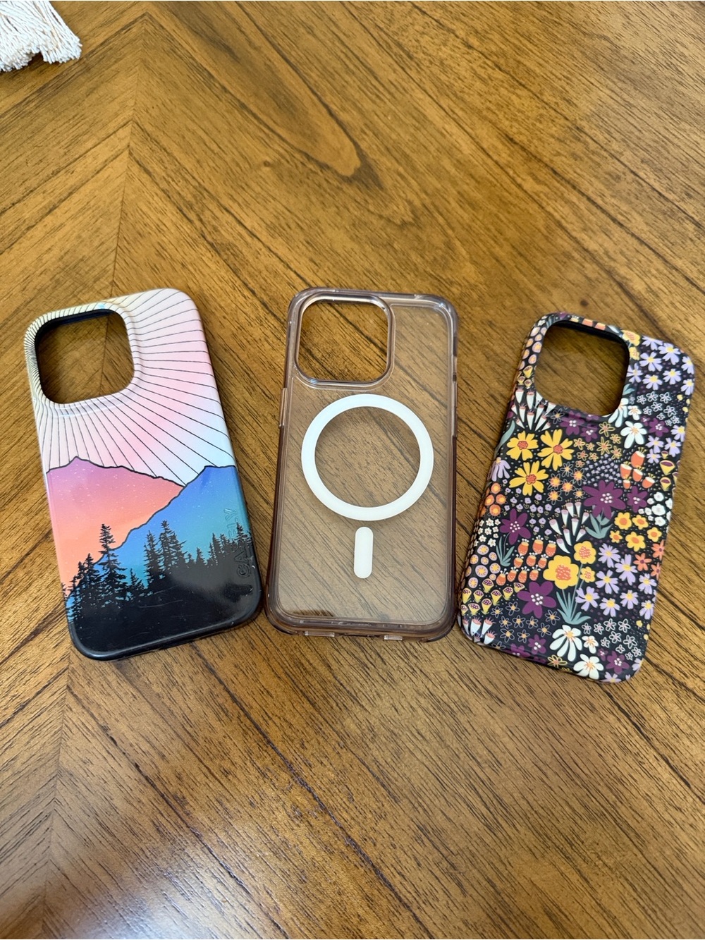 ¡Phone 14 Pro 2 Caseology Cases and 1 no brand case